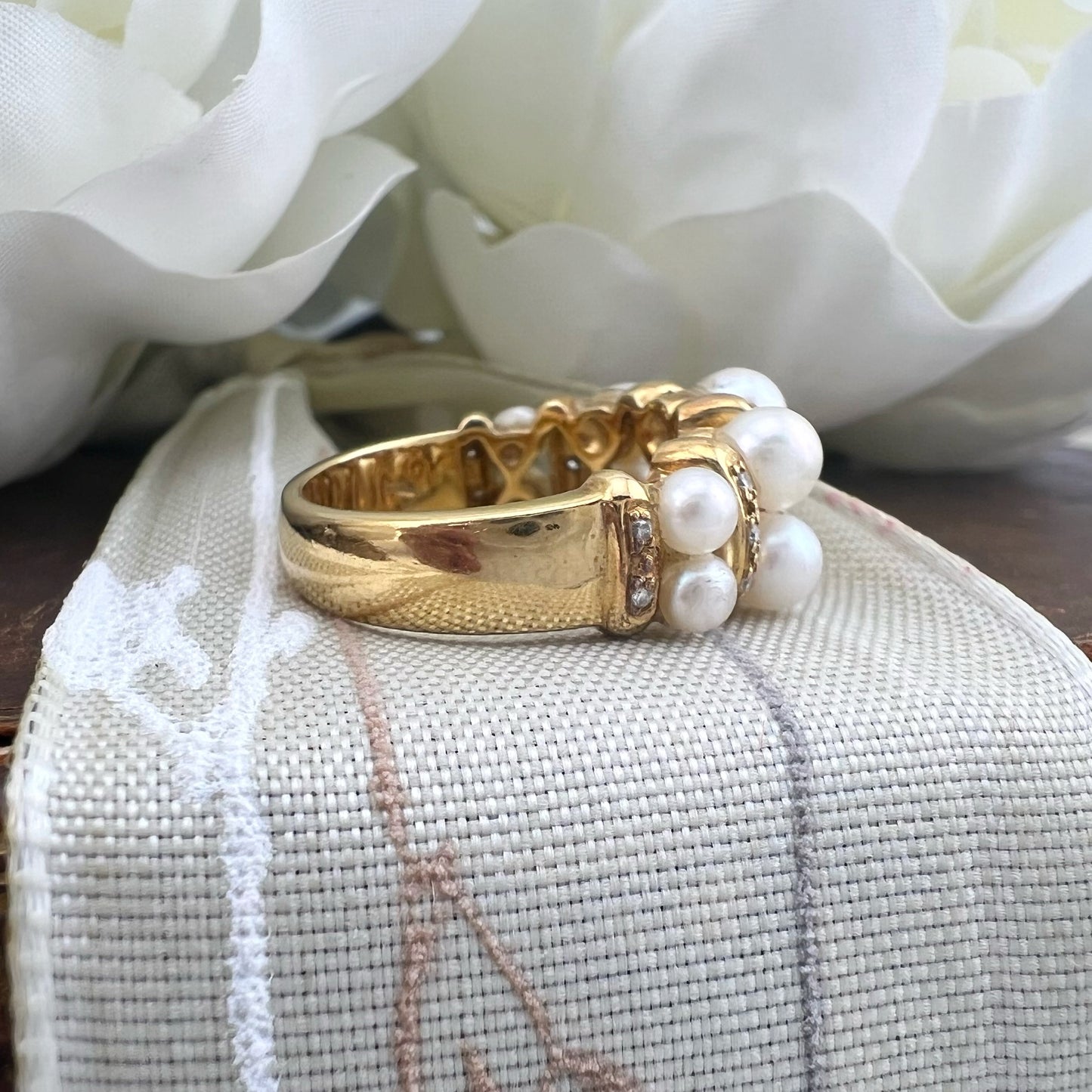 Anello in oro 18 carati perle e diamanti. Milano 1970-80