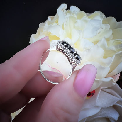 Anello Vintage in Oro Bianco 9 ct con Zaffiri e Diamanti – Londra, 1987