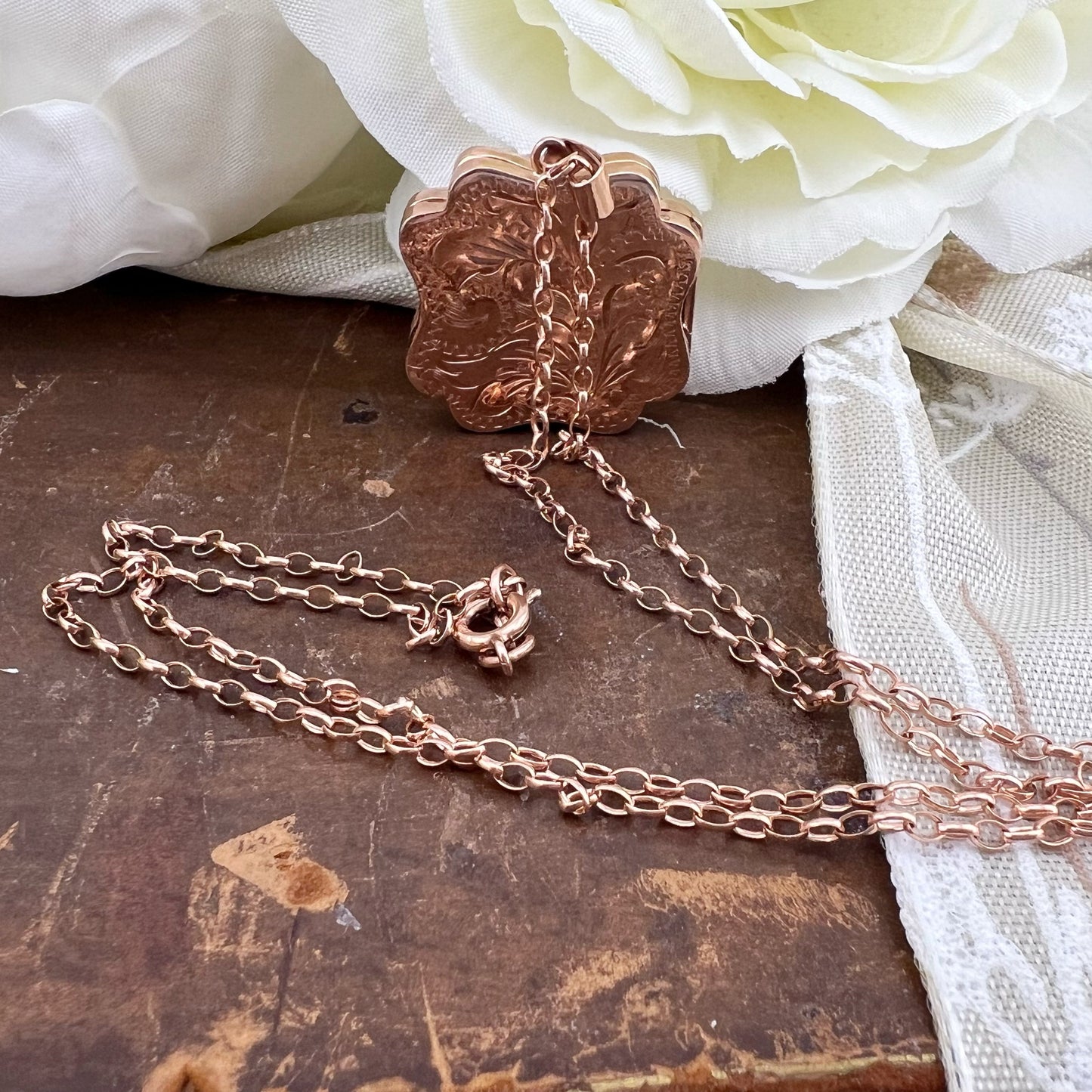 Locket vintage con catena in oro rosa inciso a mano