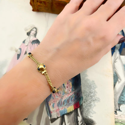 Bracciale in oro 18 ct a doppia corda con zaffiri. Italia 1970-80.