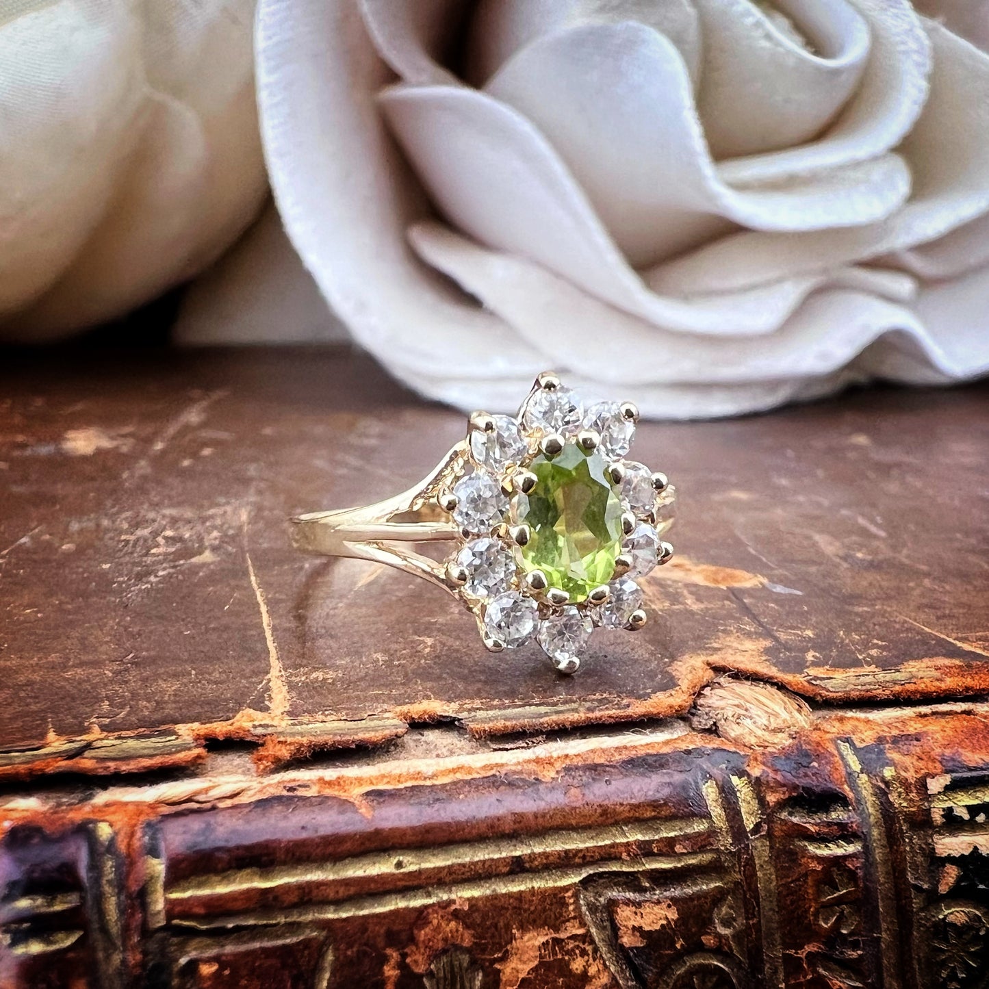 Anello Vintage in Oro 9k con Peridoto e Zirconi – Stile Inglese