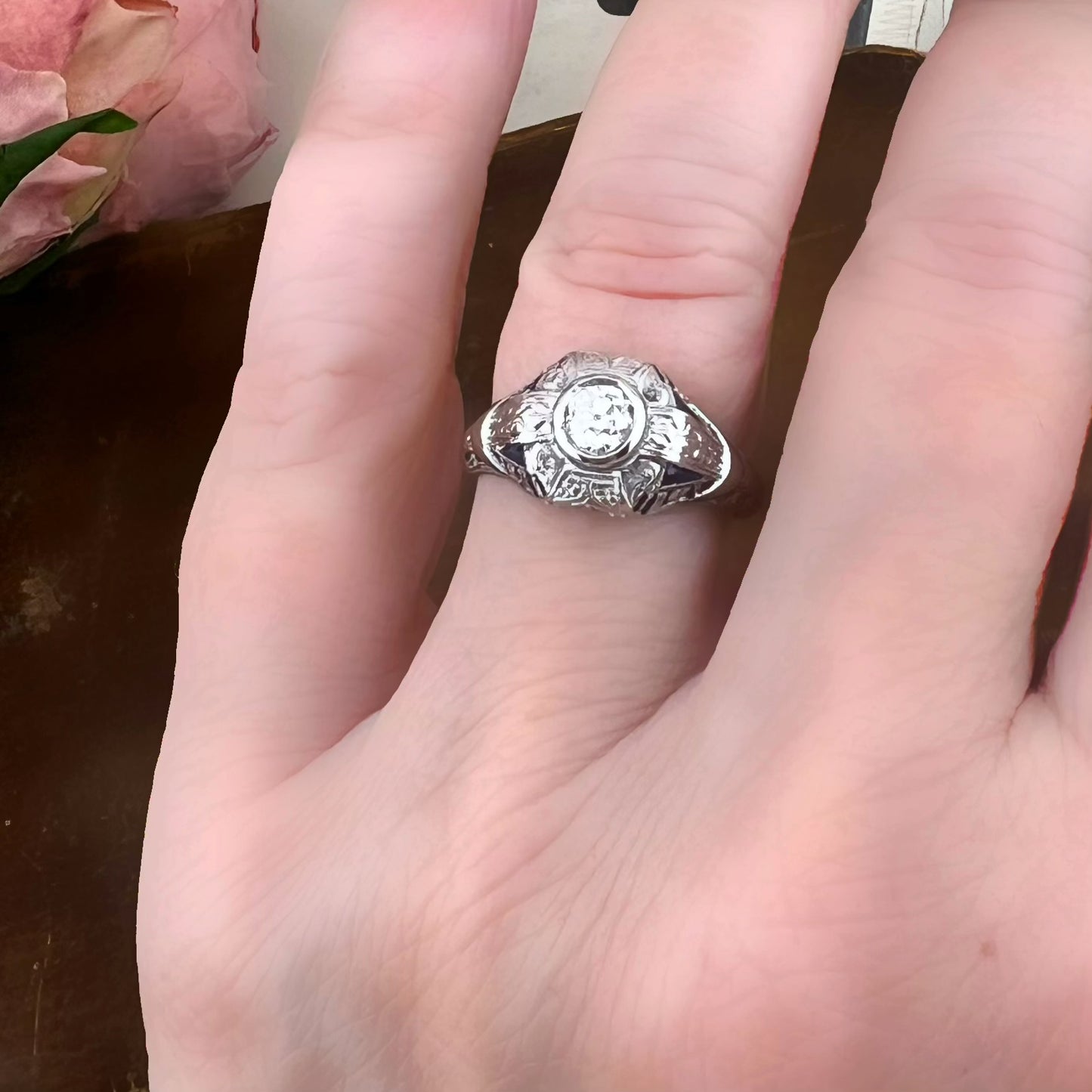Anello Art Déco in platino con diamante Old Mine e zaffiri naturali. Italia c. 1920-30