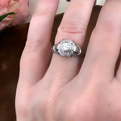 Anello Art Déco in platino con diamante Old Mine e zaffiri naturali. Italia c. 1920-30