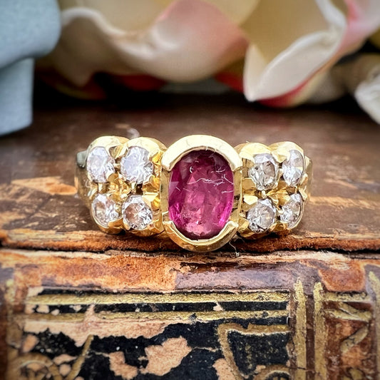 Anello in oro giallo 18 kt con rubino e diamanti