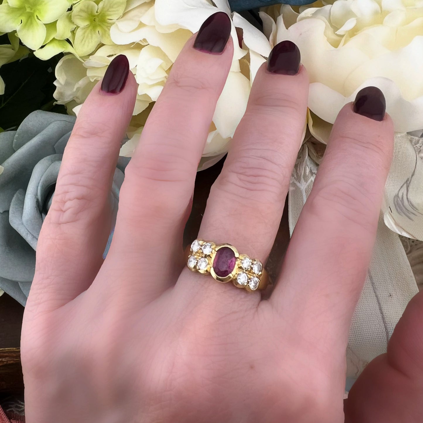 Anello in oro giallo 18 kt con rubino e diamanti