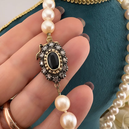 Collana perle akoya chiusura oro 18 e argento con zaffiro e diamanti. Italia c. 1940
