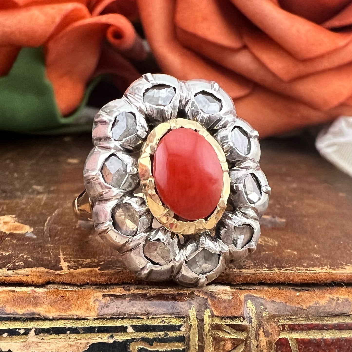 Anello in oro 18k diamanti e corallo. Italia fine 800