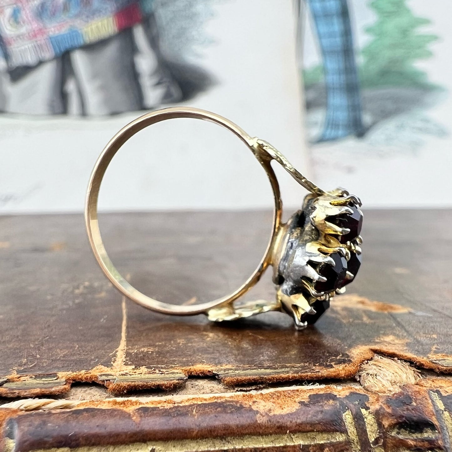 Anello vintage italiano a margherita in oro 18k con granati – circa 1965-1975