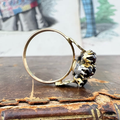 Anello vintage italiano a margherita in oro 18k con granati – circa 1965-1975