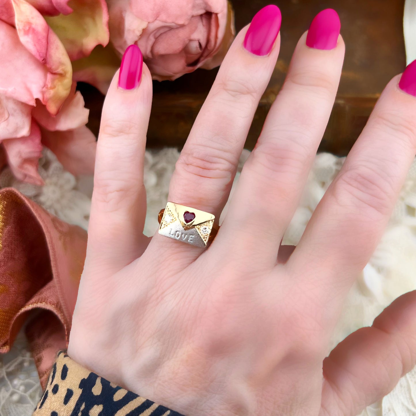 Anello chevalier “LOVE” in oro giallo 21 kt con rubino a cuore e diamanti naturali