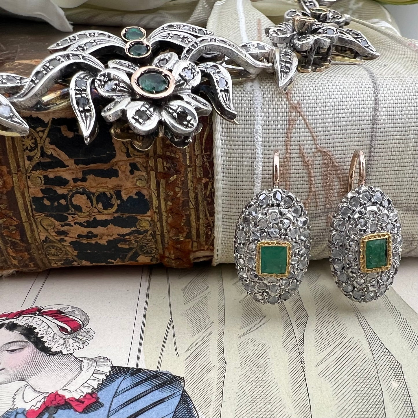 Antico collier in oro e argento con smeraldi e diamanti. Italia circa 1934-1940.