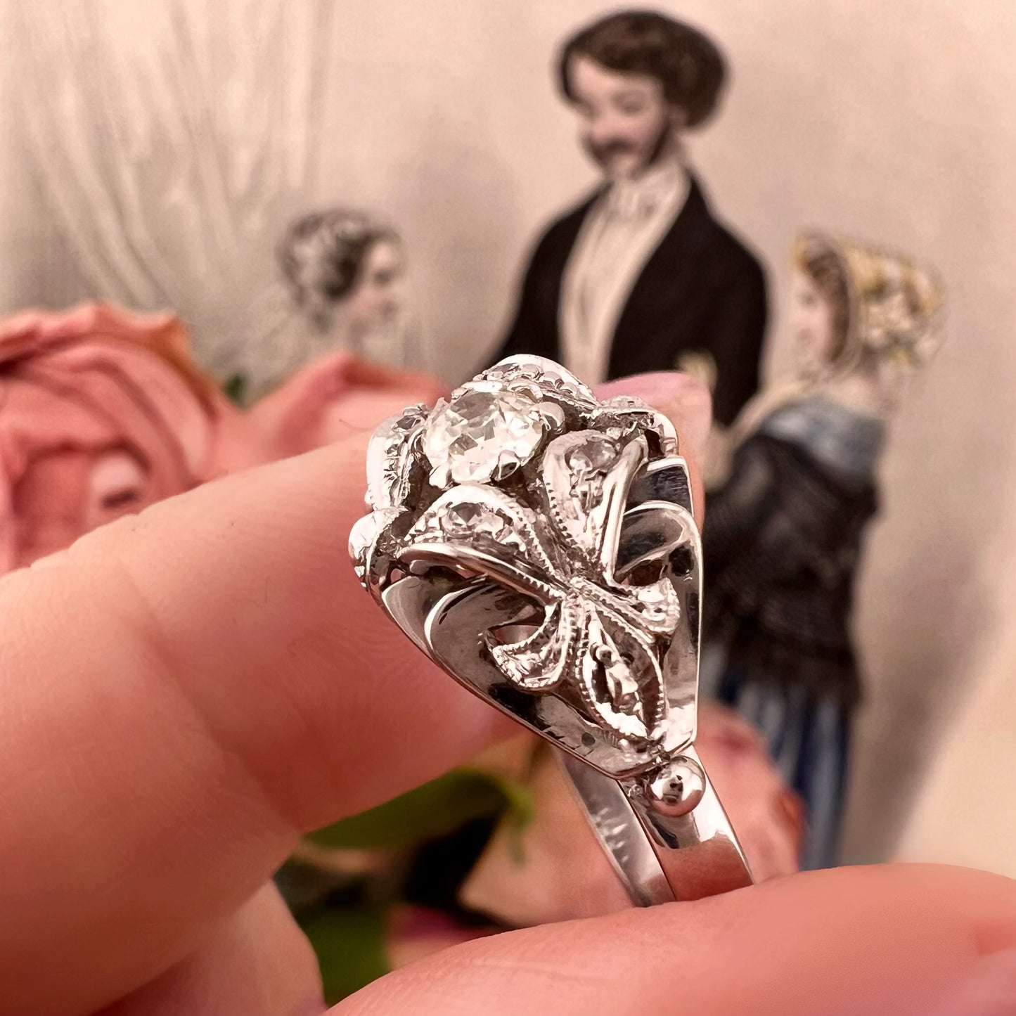 Anello in oro bianco 18 kt con diamante Old Mine Cut e rosette di diamante, Italia, Alessandria, circa 1935