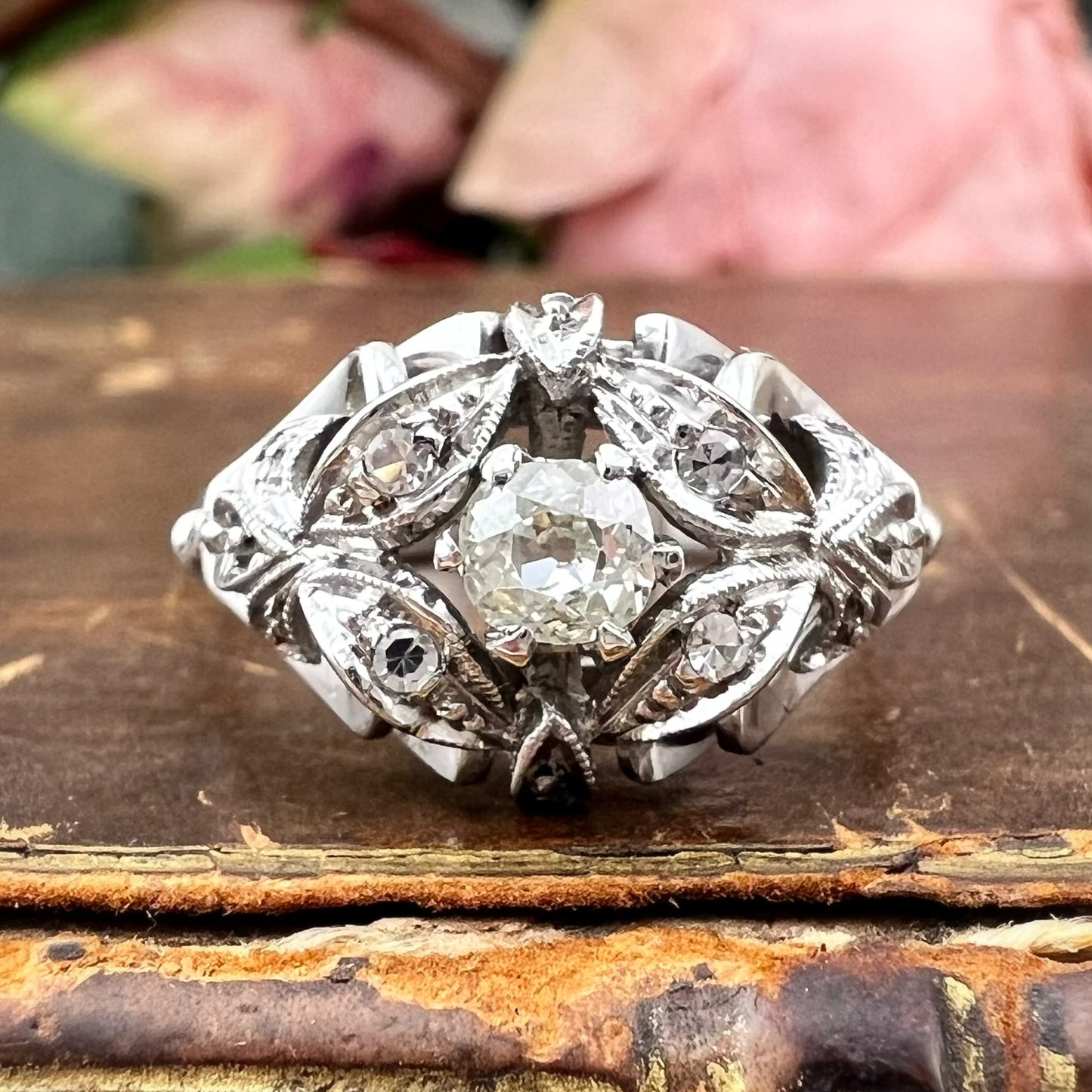 Anello in oro bianco 18 kt con diamante Old Mine Cut e rosette di diamante, Italia, Alessandria, circa 1935