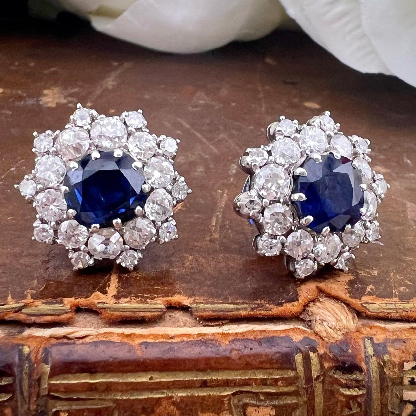 Importanti orecchini a corolla stellata con zaffiri e diamanti old mine cut in oro 18k