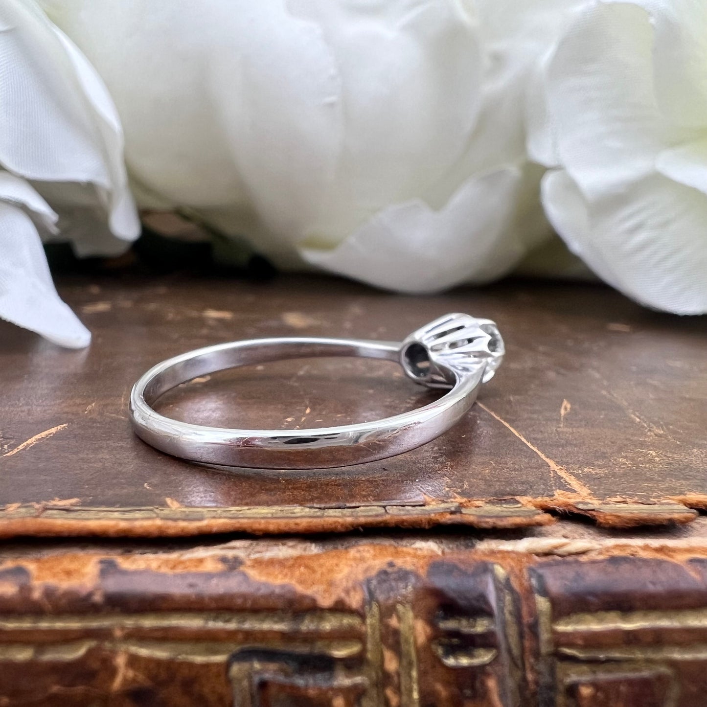 Anello Solitario in Oro Bianco 18K con Diamante Brillante 0.27 ct