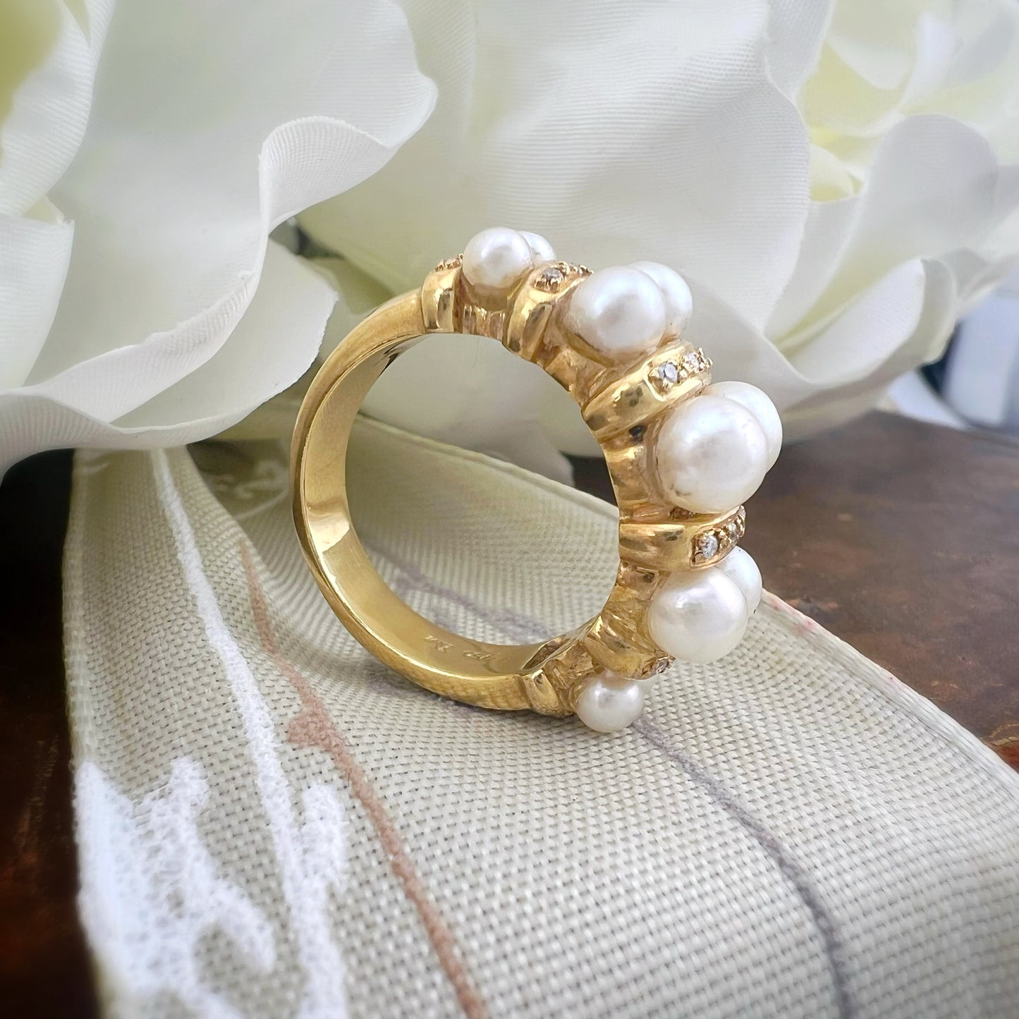Anello in oro 18 carati perle e diamanti. Milano 1970-80
