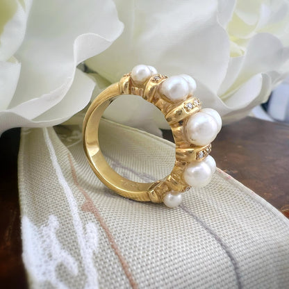 Anello in oro 18 carati perle e diamanti. Milano 1970-80