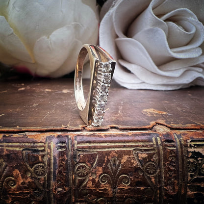 Anello vintage inglese con diamanti – modello a ponte obliquo (Sheffield, 1980)