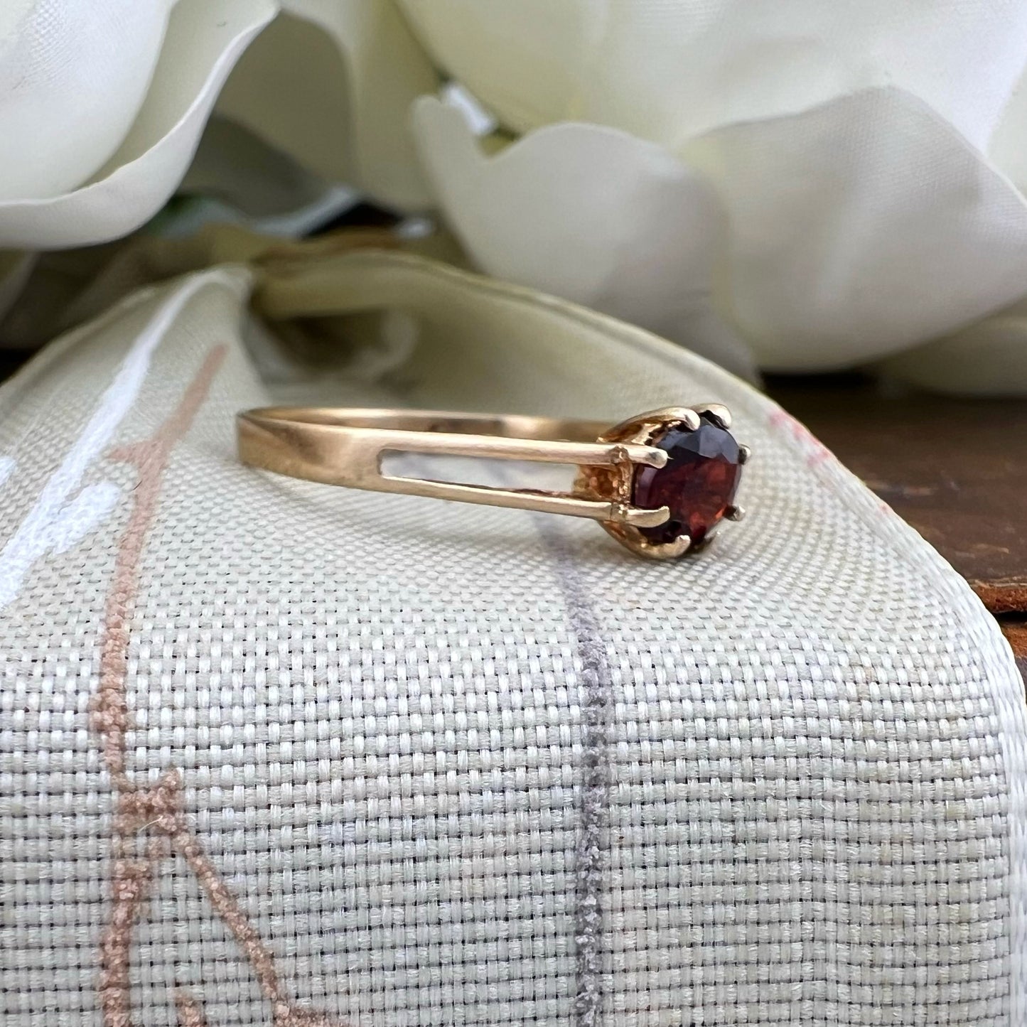 Anello vintage solitario con granato Londra 1980