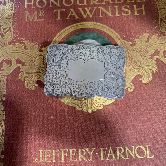 Antica piccola tabaccheria da tabacco da fiuto realizzata in argento a Birmingham nel 1897 da Cornelius Desormeaux Saunders & James Francis Hollings (Frank) Shepherd