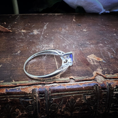 Anello in oro bianco con tanzanite marquise e diamanti