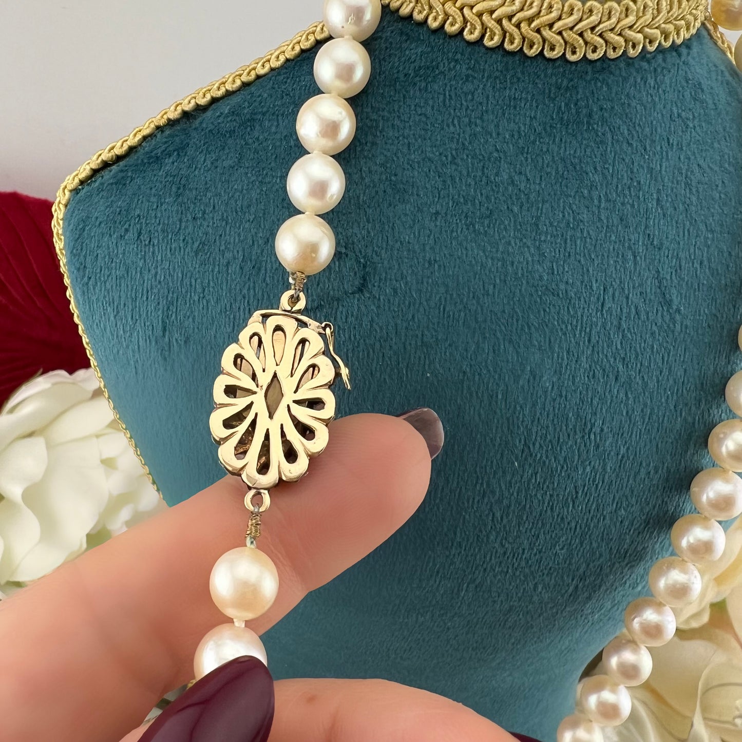 Collana perle akoya chiusura oro 18 e argento con zaffiro e diamanti. Italia c. 1940