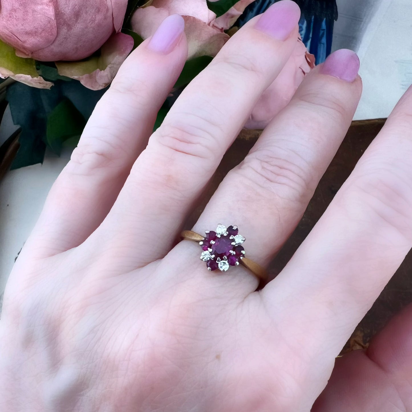 Anello margherita vintage in oro 18 kt con rubini e diamanti, anni ’60