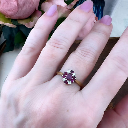 Anello margherita vintage in oro 18 kt con rubini e diamanti, anni ’60