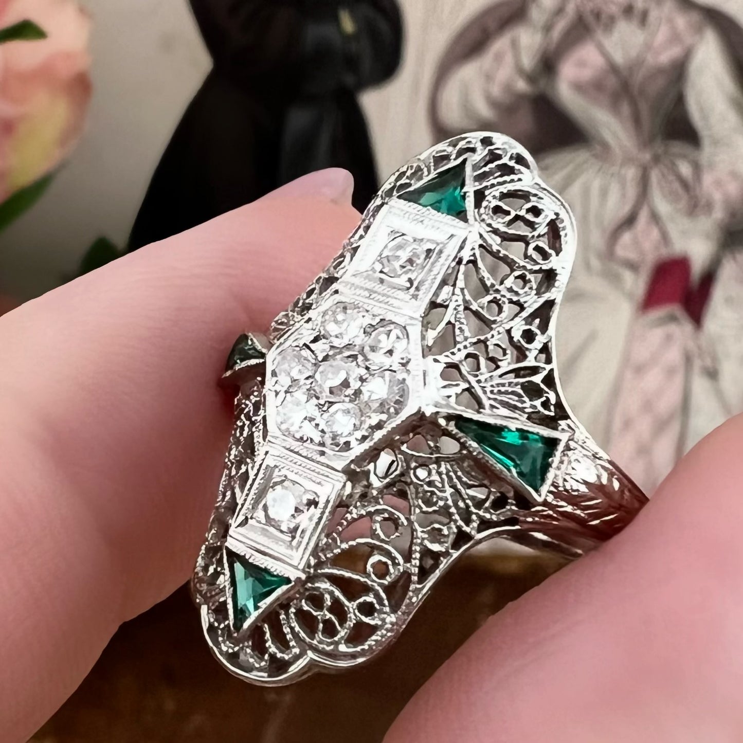 Anello Art Déco in oro bianco 18k con diamanti e smeraldi – pezzo unico d’epoca con scatola originale.