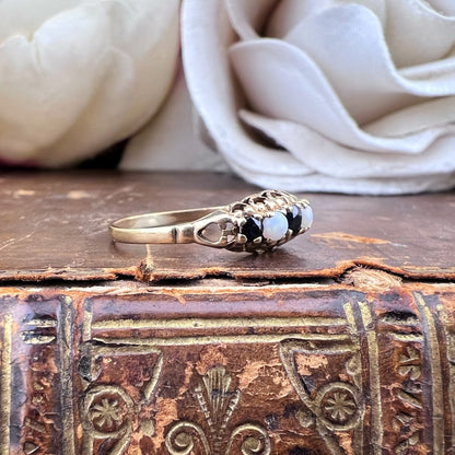 Anello vintage in oro giallo con opali e zaffiri – Birmingham, 1987