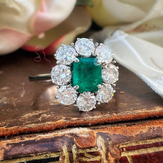 Anello Vintage Margherita – Smeraldo Centrale 0.66 ct e 8 Diamanti in Oro Bianco 18 kt (Anni ’50/’60)