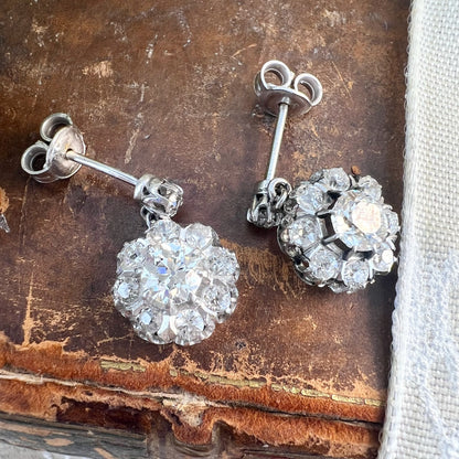 Coppia di orecchini in platino a margherita con diamanti old mine per 1.9 ct