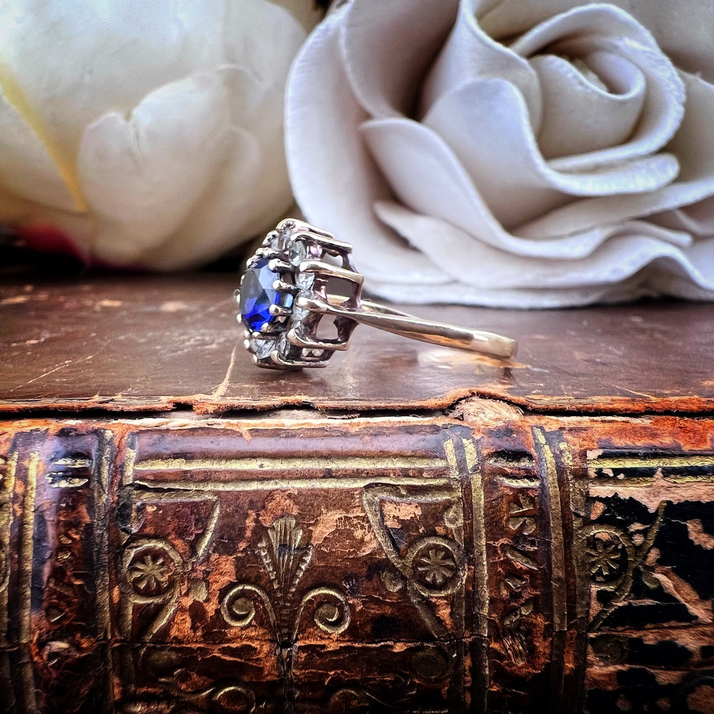 Anello Vintage Margherita con Zaffiro e Quarzi Bianchi – Birmingham 1971