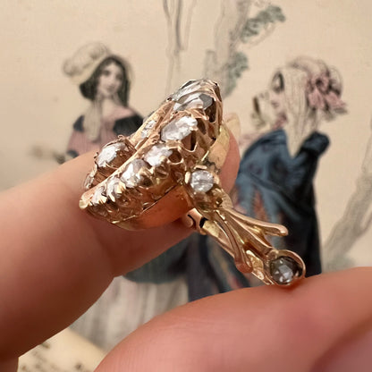 Anello antico in oro 18 kt con luna crescente e trifoglio di diamanti a taglio rosa – eleganza vintage e buon augurio