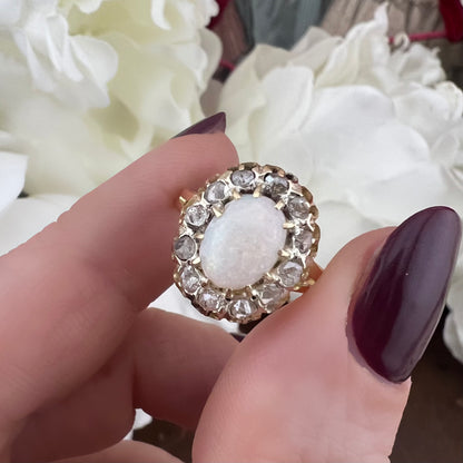 Anello inglese antico edoardiano 1900-1915 in oro giallo 18k, opale cabochon e diamanti