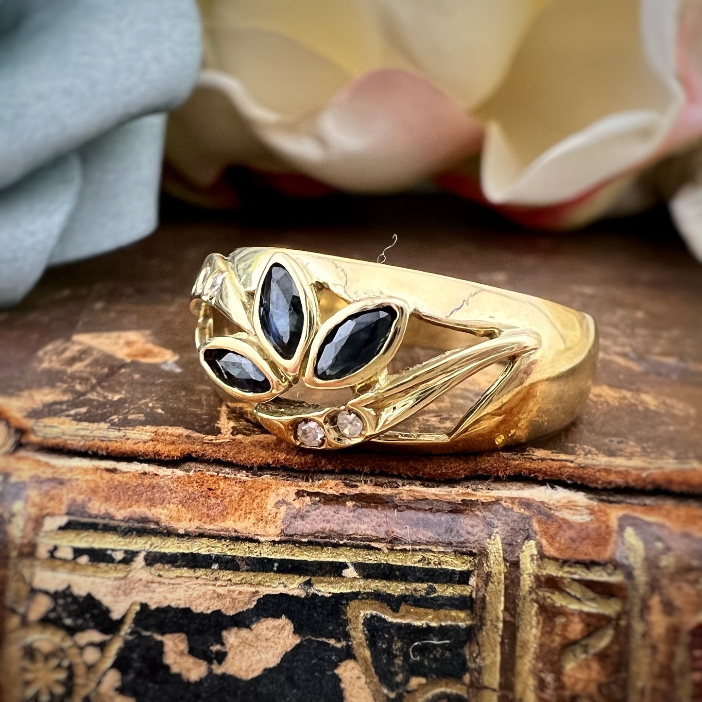 Anello italiano vintage a fascia in oro 750 zaffiri e diamanti