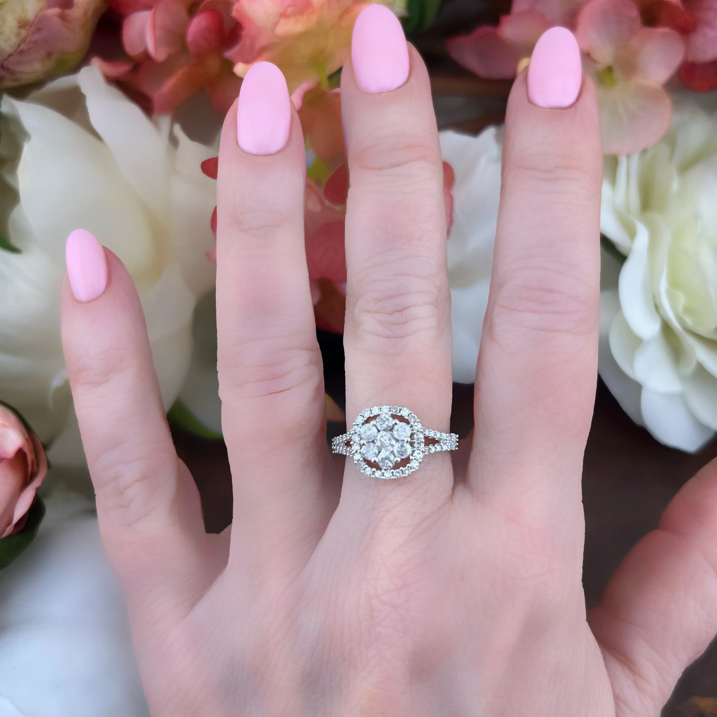 Anello modello Margherita con cornice di diamanti in oro