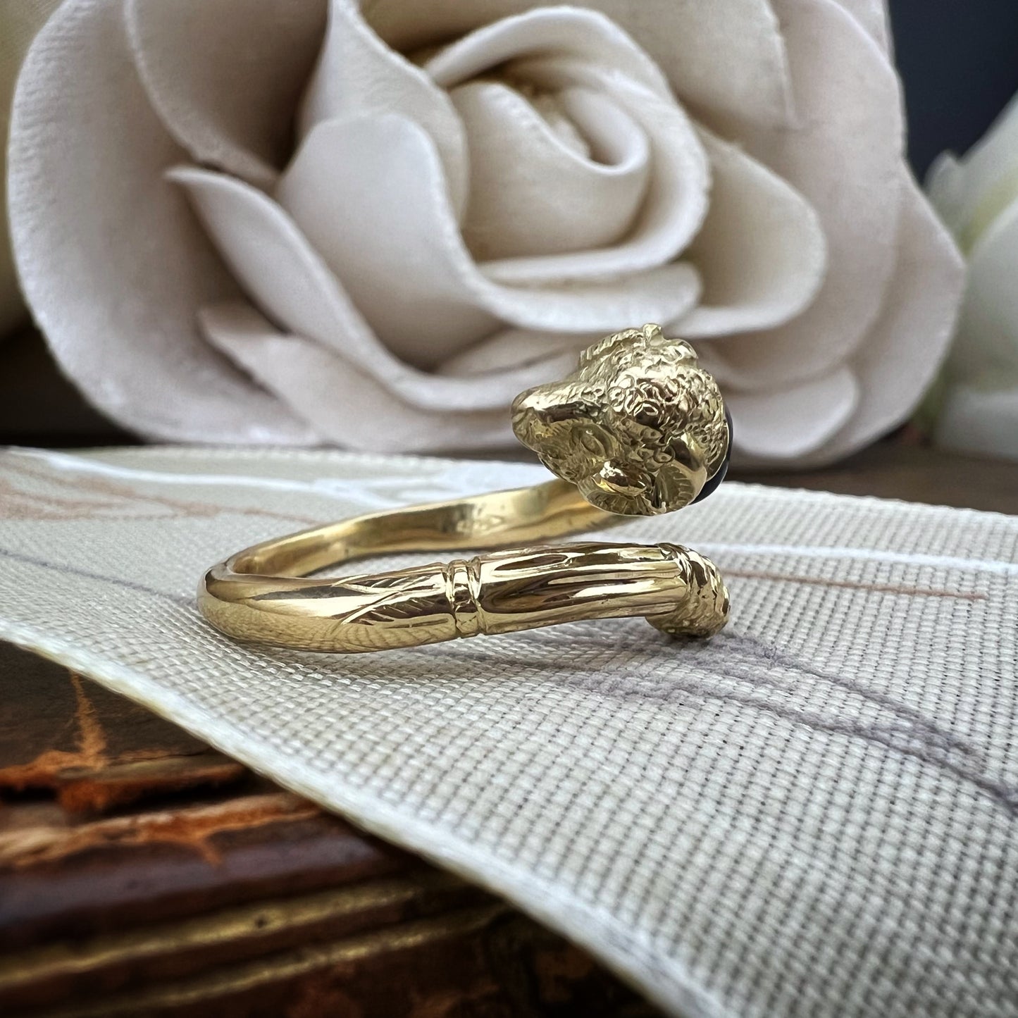 Anello vintage  “animalier” in oro 18 k e smalto blu
