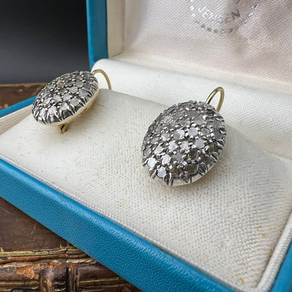 Coppia di orecchini a toppa ovali, oro 18 ct, argento e rosette di diamanti