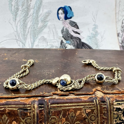 Bracciale in oro 18 ct a doppia corda con zaffiri. Italia 1970-80.