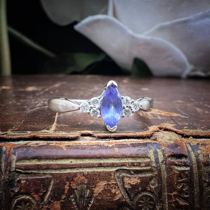 Anello in oro bianco con tanzanite marquise e diamanti