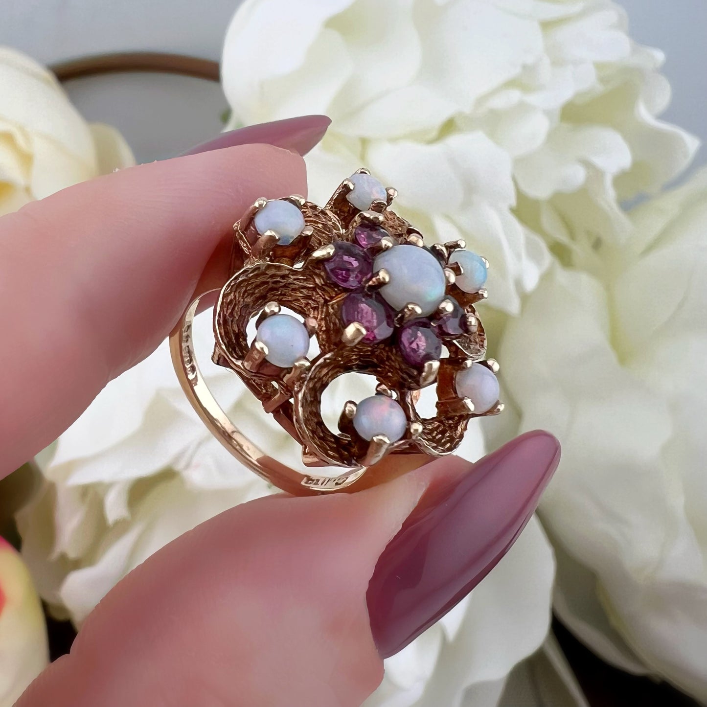 Anello vintage floreale in oro, opali e rubini – Londra 1971