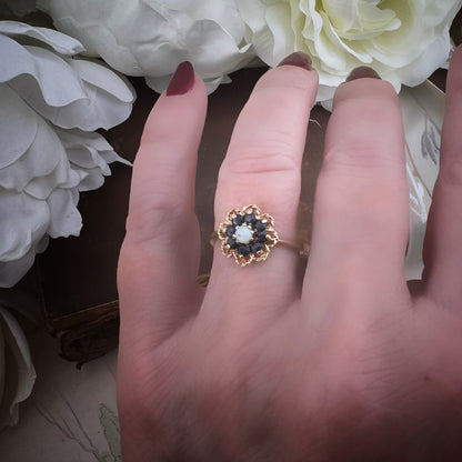 Anello vintage margherita in oro 9 ct con zaffiri e opale – Londra 1979