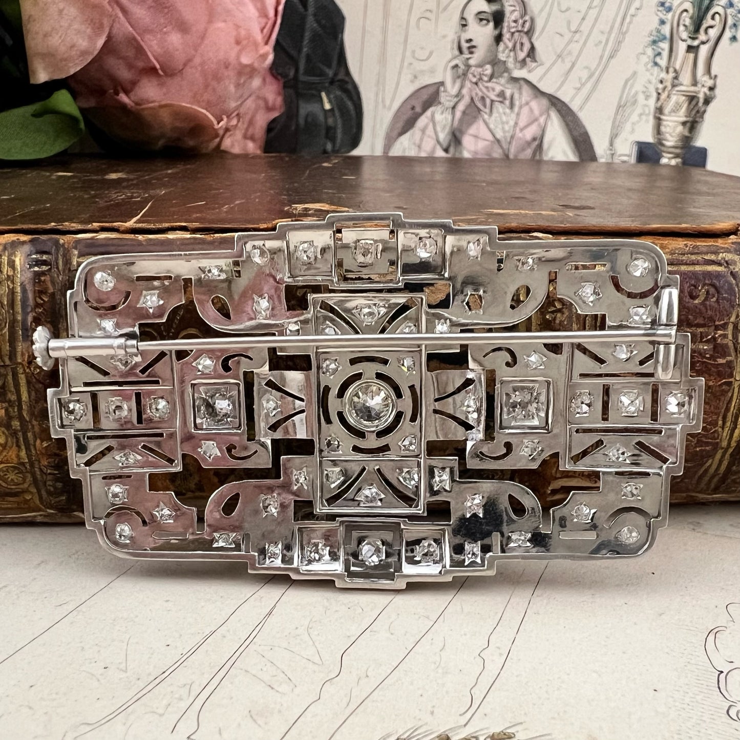 Grande spilla Art Déco in platino e diamanti. 1920-30