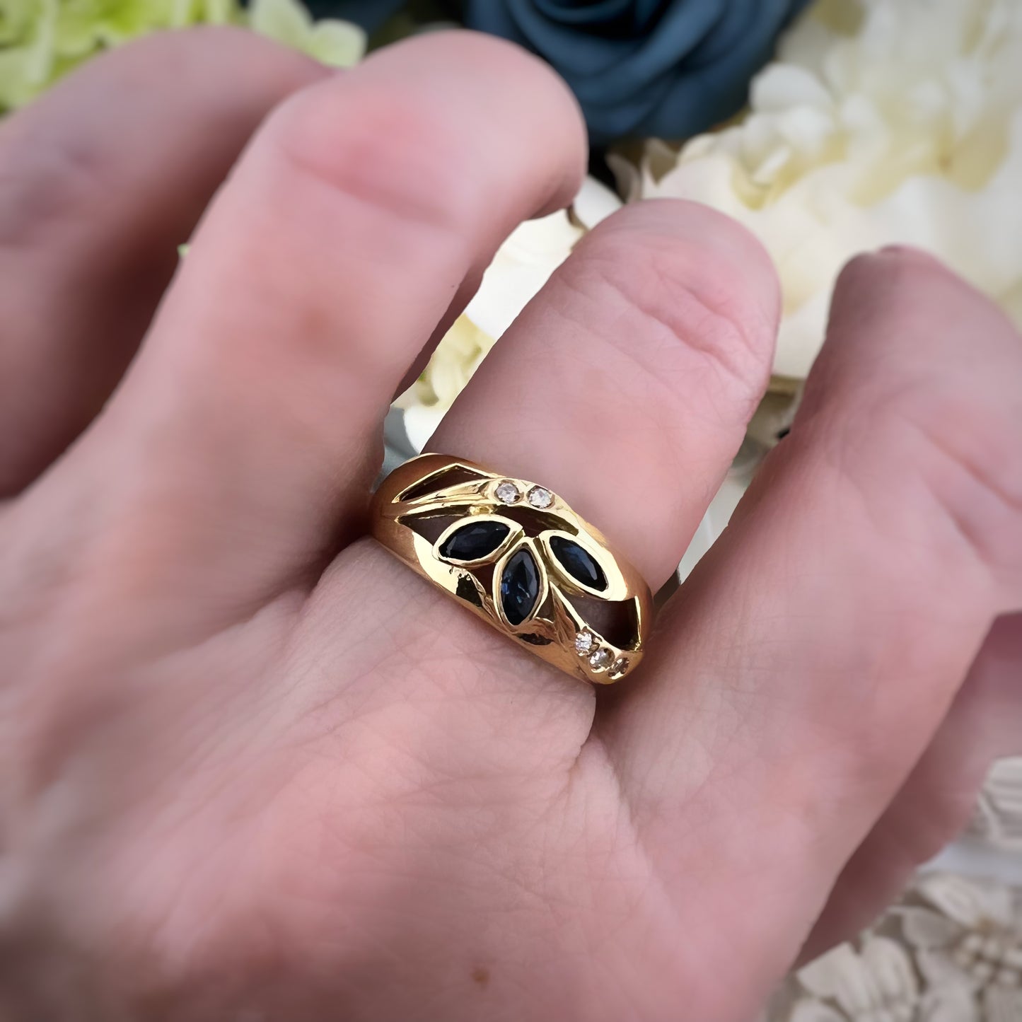 Anello italiano vintage a fascia in oro 750 zaffiri e diamanti