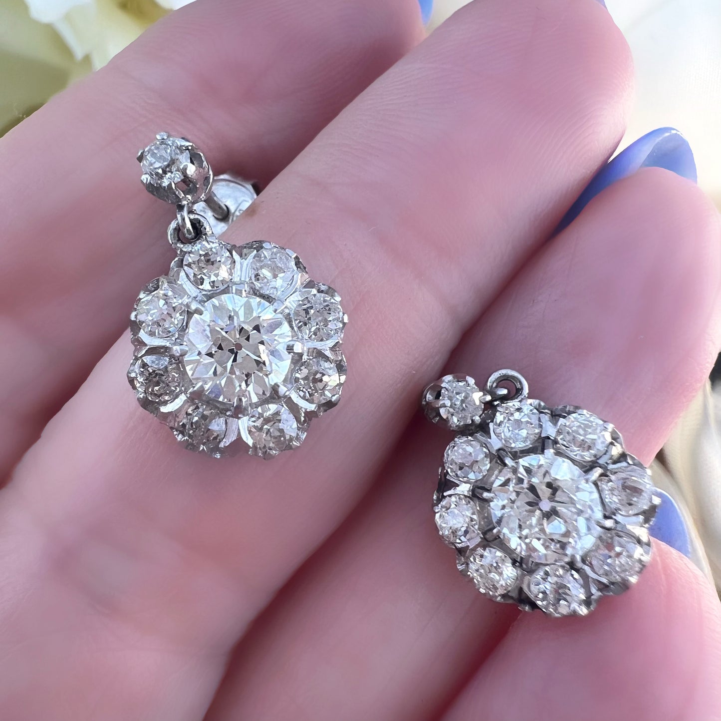 Coppia di orecchini in platino a margherita con diamanti old mine per 1.9 ct