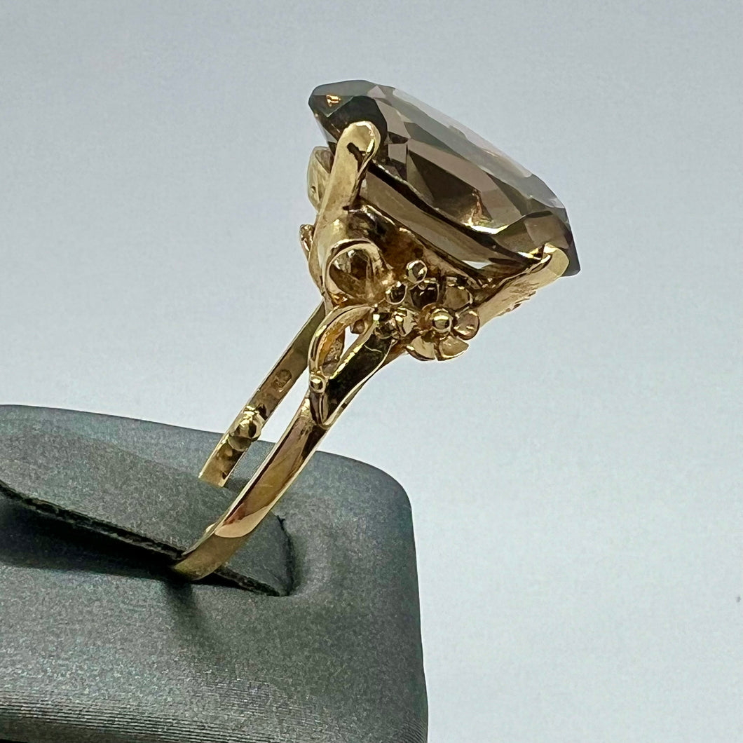 Grande anello con quarzo fumè e fiocchi in oro giallo