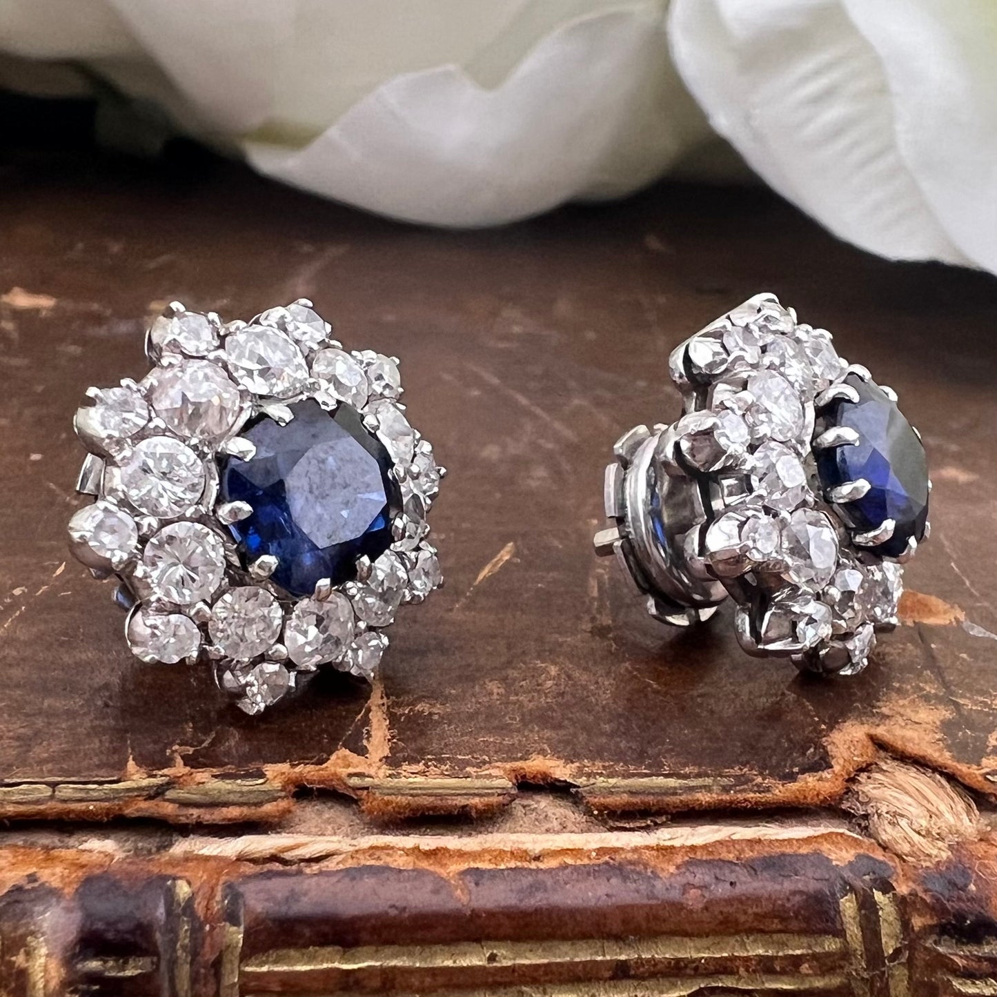 Importanti orecchini a corolla stellata con zaffiri e diamanti old mine cut in oro 18k