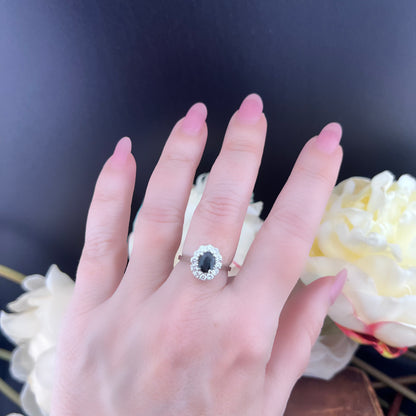Anello a margherita in oro 18 ct con diamanti e zaffiro