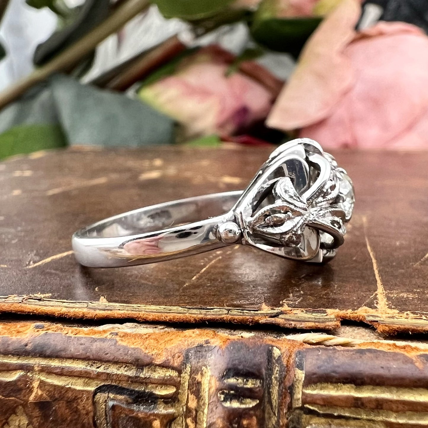 Anello in oro bianco 18 kt con diamante Old Mine Cut e rosette di diamante, Italia, Alessandria, circa 1935